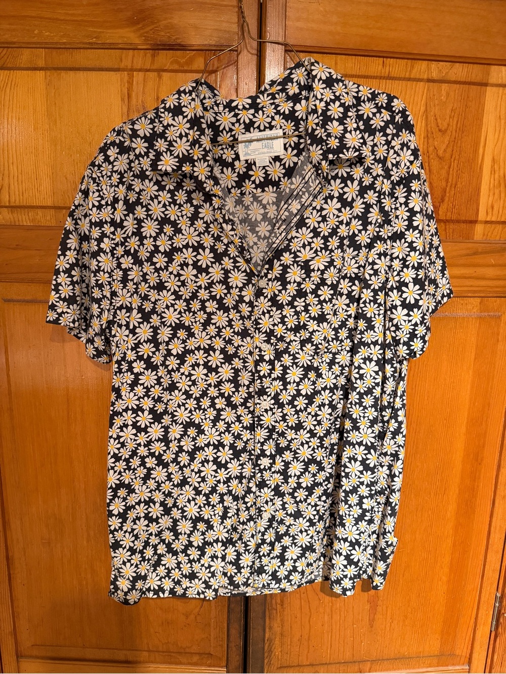 American Eagle Outfitters Black and White Floral Daisy Short-Sleeve Button-Down